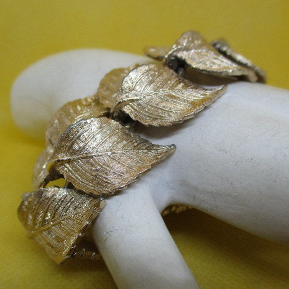 Vintage ART BRACELET HEAVY Signed Art Gold Tone Bracelet Gold Tone Leaves - Picture 7 of 15